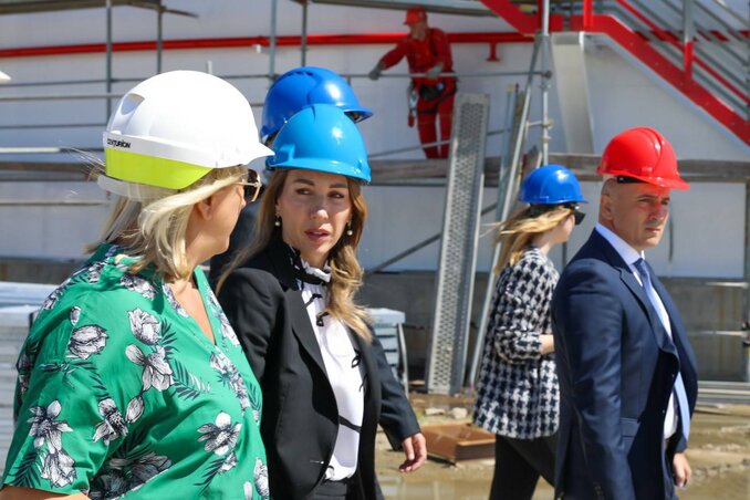 Smederevo, 28.07.2023. - Ministarka rudarstva i energetike Dubravka Djedovic obisla je danas skladiste naftnih derivata u Smederevu gde su u toku radovi na izgradnji novih rezervoara u kojim Smederevo, 28.07.2023. - Ministarka rudarstva i energetike Dubravka Djedovic obisla je danas skladiste naftnih derivata u Smederevu gde su u toku radovi na izgradnji novih rezervoara u kojim