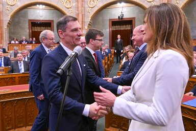 Varga Judit gratulál Tuzson Bencének, Simicskó István pedig Bóka Jánosnak (Fotó: MTI)