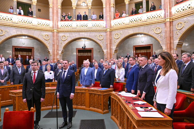 A miniszteri eskütétel ünnepélyes pillanata (Fotó: MTI) A miniszteri eskütétel ünnepélyes pillanata (Fotó: MTI)