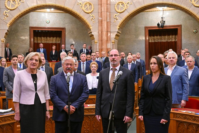 Az új alkotmánybírók: Haszonicsné Ádám Mária, Lomnici Zoltán, Patyi András és Varga Réka (Fotó: MTI) Az új alkotmánybírók: Haszonicsné Ádám Mária, Lomnici Zoltán, Patyi András és Varga Réka (Fotó: MTI)