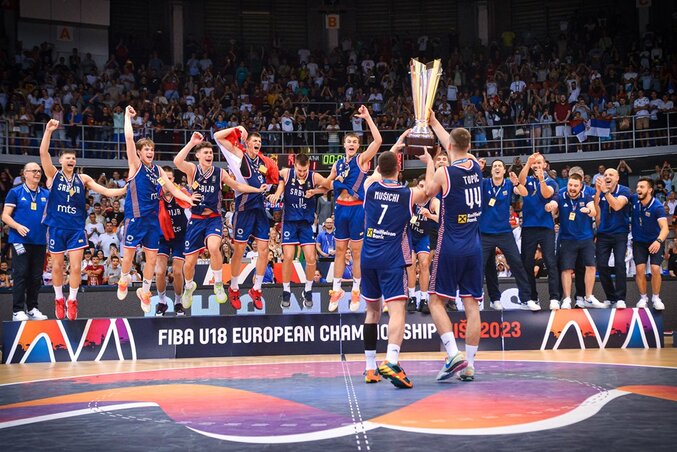 Kitörő az öröm, a szerb fiúk a saját közönségük előtt ünnepelhették meg a trófeát (Fotó: FIBA)