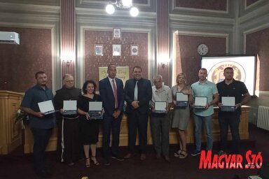 Az idei díjazottak Óbecse község polgármesterével és a községi képviselő-testület elnökével (Kancsár Izabella felvétele)