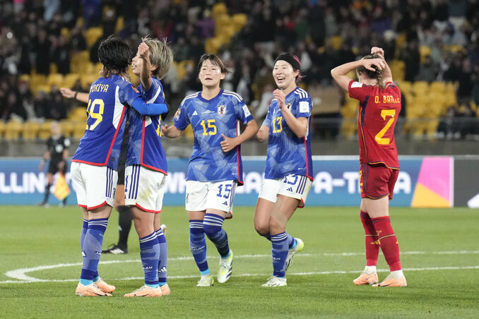 Fogták a fejüket a spanyol lányok, erre ők sem számítottak (Fotó: Beta/AP) Fogták a fejüket a spanyol lányok, erre ők sem számítottak (Fotó: Beta/AP)