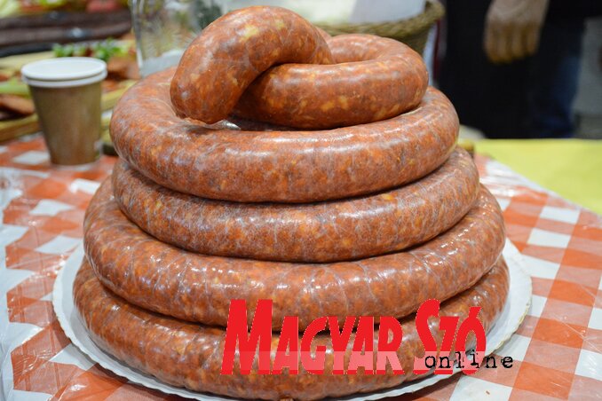 A 10 kg sertéshúsból készült kolbászok egyike (Fotó: Paraczky László) A 10 kg sertéshúsból készült kolbászok egyike (Fotó: Paraczky László)
