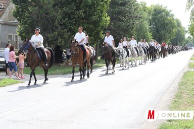 Hagyományos lovas felvonulás a falu Fő utcáján (Lakatos János felvétele)
