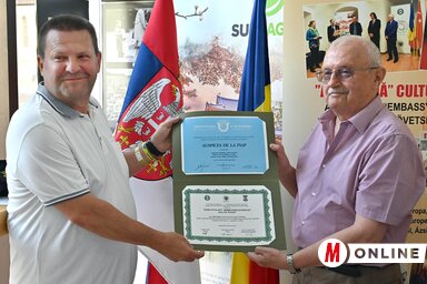 Elismerő oklevél a kiállításért az Euro Foto Arttól, melyet Tóth István adott át (Fotó: Ótos András)