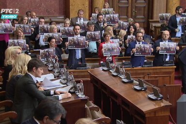 Ana Brnabić a tömegmészárlások után közzétett egyik élcelődő Instagram-bejegyzése miatt tiltakoznak az ellenzéki képviselők a biztonsági helyzetről szóló parlamenti ülésen (Fotó: RTS.rs)