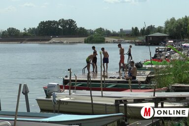 Fürdőzők az óbecsei Tisza-parton (Fotó: Kancsár Izabella)