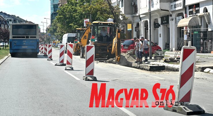 A Makszim Gorkij utcában is bosszúságot okoz a forgalomkorlátozás, a Felszabadulás sugárútra kanyarodó, jobb oldali sávot ásták fel (Fotó: Ótos András felvétele) A Makszim Gorkij utcában is bosszúságot okoz a forgalomkorlátozás, a Felszabadulás sugárútra kanyarodó, jobb oldali sávot ásták fel (Fotó: Ótos András felvétele)