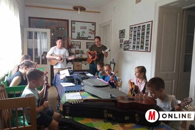 Tamburáznak a tábor résztvevői (Kancsár Izabella felvétele)