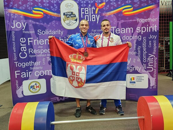 Aleksandar Saulić és edzője, Rozsnyik Ervin (A Spartacus Súlyemelőklub felvétele) Aleksandar Saulić és edzője, Rozsnyik Ervin (A Spartacus Súlyemelőklub felvétele)