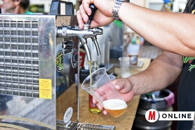 Már délután nagyban folyt a finomabbnál finomabb csapoltsör (Fotó: Gergely Árpád felvétele)