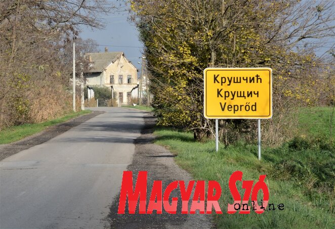 Megérkeztünk Veprődre – háromnyelvű tábla Megérkeztünk Veprődre – háromnyelvű tábla