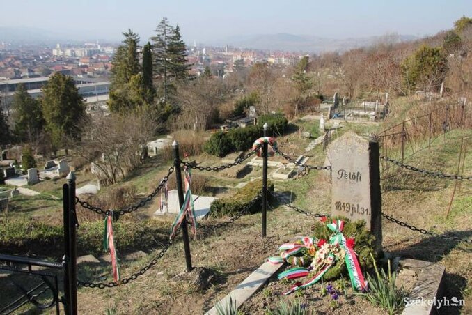 Petőfi állítólagos sírja a székelykeresztúri temetőben (Fotó: kronikaonline.ro)