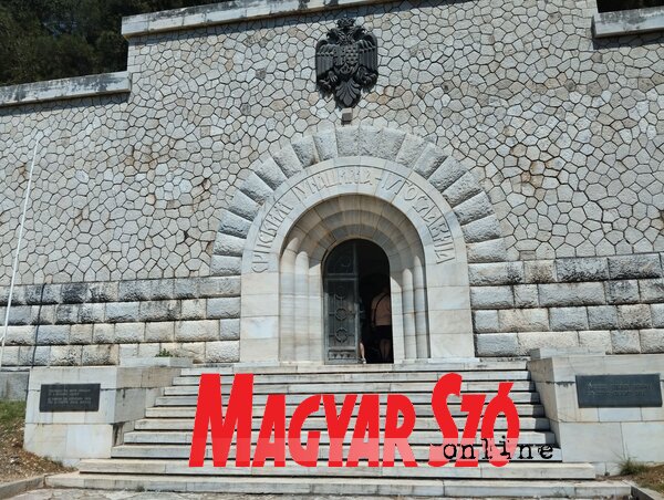 A mauzóleum 1938-ban épült fel, ma több, mint 2700 szerb katona csontjainak emlékhelye Vido-szigetén (Fotó: Miklós Hajnalka felvétele)