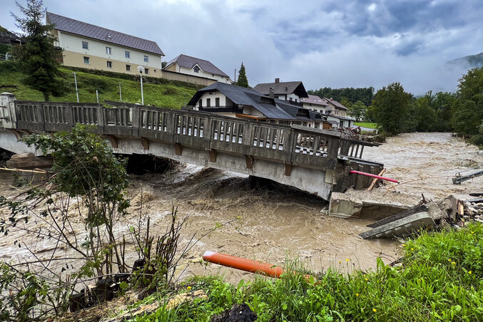 Országszerte többtucatnyi híd is összeomlott. Köztük ez is a Kamnik melletti Stahovicában (Fotó: AP via Beta)
