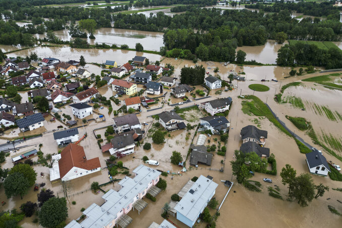 Teljesen víz alatt a Kamnikhoz közeli Sneberje (Fotó: AP via Beta)