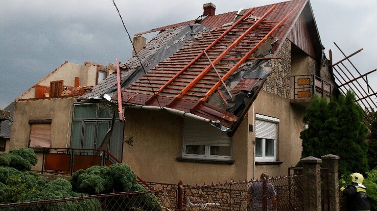 A szél e hárskúti ház tetőszerkezetét tépázta meg (Fotó: MTI)