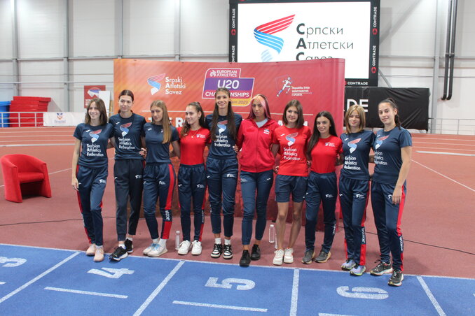 Szerbia női csapata, jobbról világos Adriana (Fotó: ASS)