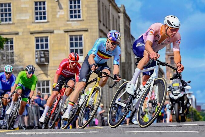 Van der Poel (elöl) mindenkinél erősebb volt (Fotó: ad.nl/Cor Vos) Van der Poel (elöl) mindenkinél erősebb volt (Fotó: ad.nl/Cor Vos)