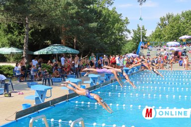 A nemzetközi úszóversenyen 240 úszó versenyzett az adai strandfürdőben (Csincsik Zsolt felvétele)