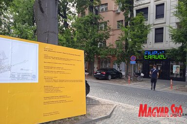 A Munkás utcában, a Stražilovo utca kereszteződésének közelében a 25-ös számú épület elé hétfőn már kihordták az építkezési kerítéseket és a munkálatok részleteit hirdető, hatalmas alumínium