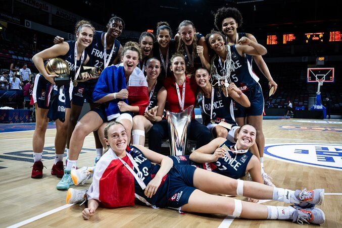 Ünnepelnek a francia lányok, balról Leite az MVP-trófeával (Fotó: FIBA)