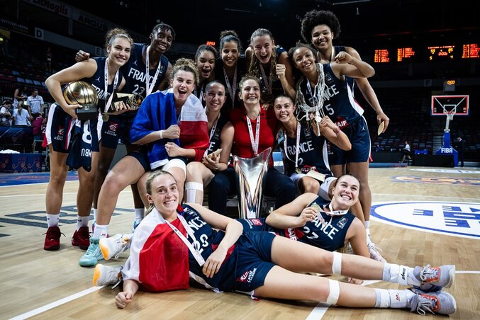 Ünnepelnek a francia lányok, balról Leite az MVP-trófeával (Fotó: FIBA) Ünnepelnek a francia lányok, balról Leite az MVP-trófeával (Fotó: FIBA)