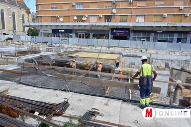 A Modena utcában jó ütemben halad a föld alatti garázs építése is (Fotó: Ótos András felvétele)