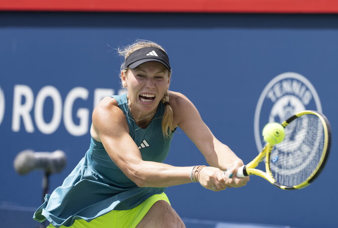 Caroline Wozniacki odatette magát a montreali rajton (Fotó: Beta/AP) Caroline Wozniacki odatette magát a montreali rajton (Fotó: Beta/AP)
