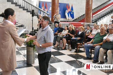 Dragica Ilić gratulál Dobai Jánosnak (Fotó: Ótos András)