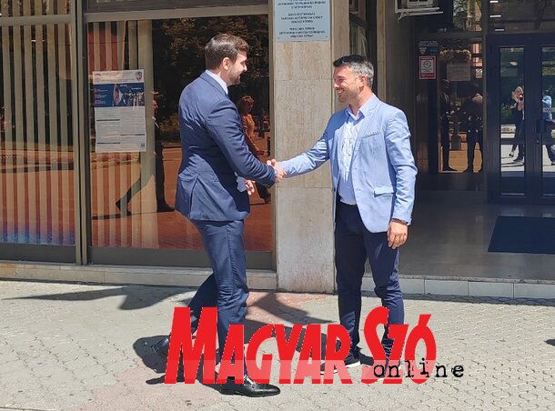 Edin Đerlek (balról) és Predrag Rojević a verbászi önkormányzat előtt (Fotó: G.D.) Edin Đerlek (balról) és Predrag Rojević a verbászi önkormányzat előtt (Fotó: G.D.)