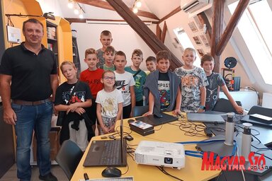 A Coder Club kilencedik nyári táborának egy csoportja (Kazinczy Paszterkó Diana felvétele)