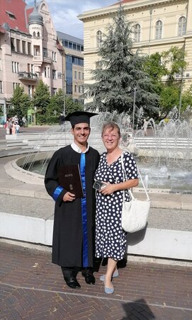Adrián az édesanyjával az alapképzés sikeres befejezése után (Mozetić Adrián archívumából) Adrián az édesanyjával az alapképzés sikeres befejezése után (Mozetić Adrián archívumából)