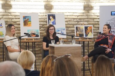 Balról dr. Tóth Alisa, középen Kucor Tamara, jobbról Jovánovity Patyerek Réka (Fotó: A Vajdasági Magyar Képző-, Kutató- és Kulturális Központ)