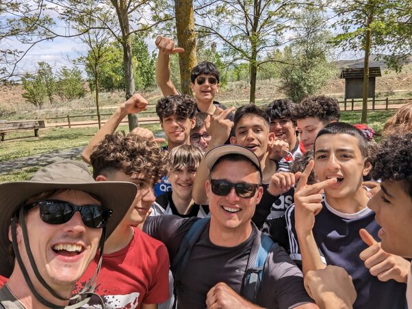 La Rioja községben, a parkban a gyerekek odarohantak Lászlóhoz és Greghez egy közös képre, mert ott annyira imádják a zarándokokat (Hevér László felvétele) La Rioja községben, a parkban a gyerekek odarohantak Lászlóhoz és Greghez egy közös képre, mert ott annyira imádják a zarándokokat (Hevér László felvétele)