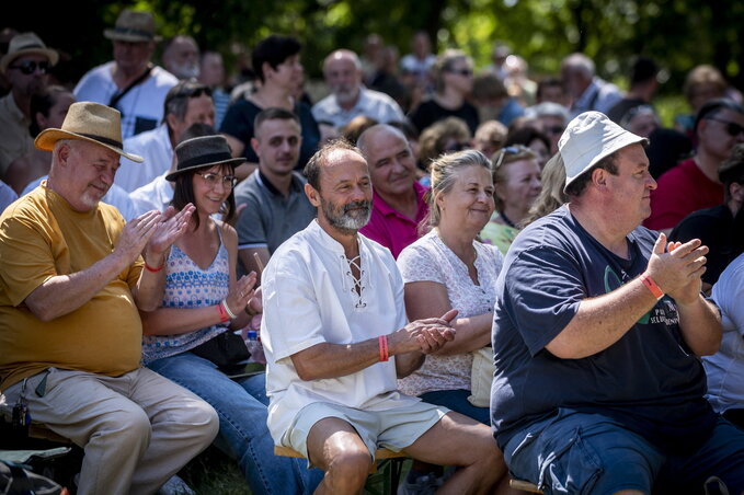 A résztvevők Potápi Árpád előadását hallgatják (Fotó: MTI)