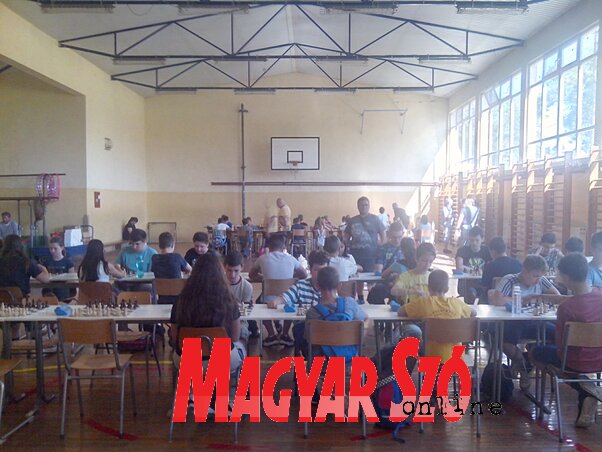 Folynak a partik a tornyosi iskola tornatermében Folynak a partik a tornyosi iskola tornatermében