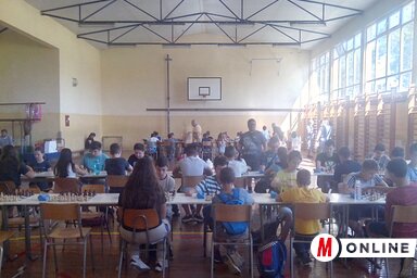 Folynak a partik a tornyosi iskola tornatermében