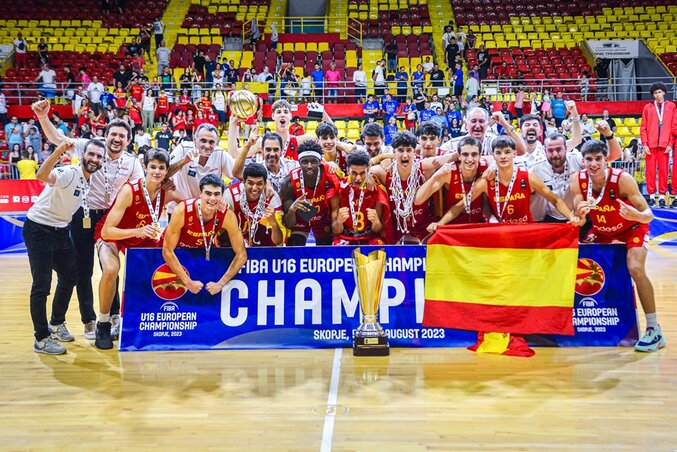 A spanyol fiúk ünneplik a győzelmüket (Fotó: FIBA)