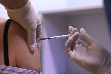 Budapest, 2021. janu�r 5.
Megkapja a Pfizer-BioNTech vakcin�b�l k�sz�lt koronav�rus elleni v�d�olt�st egy dolgoz� a Szent L�szl� K�rh�zban 2021. janu�r 5-�n.
MTI/Kov�cs Tam�s
