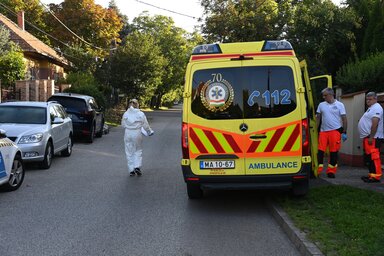 Bűnügyi helyszínelő és mentők a főváros XVI. kerületében (Fotó: MTI)
