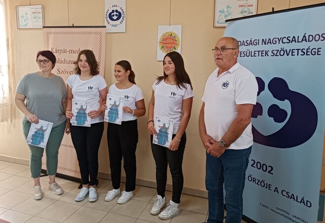 A győztes adai Tűzsziget egyesület képviselői és Fodor Zoltán, a VANCSESZ elnöke (Kazinczy Paszterkó Diana felvétele) A győztes adai Tűzsziget egyesület képviselői és Fodor Zoltán, a VANCSESZ elnöke (Kazinczy Paszterkó Diana felvétele)