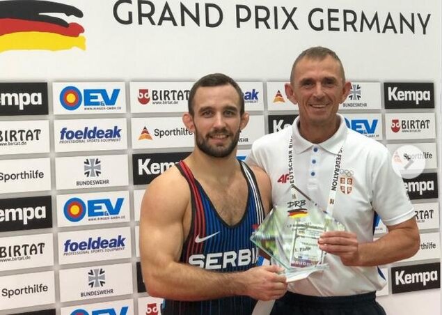 Nemes Viktor és Vojislav Trajković szövetségi edző a dortmundi serleggel (Fotó: RSS) Nemes Viktor és Vojislav Trajković szövetségi edző a dortmundi serleggel (Fotó: RSS)