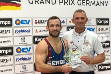 Nemes Viktor és Vojislav Trajković szövetségi edző a dortmundi serleggel (Fotó: RSS)