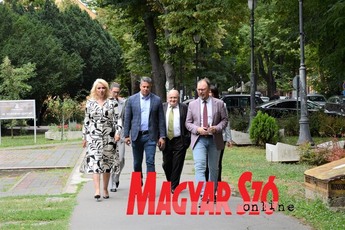 Darija Kisić, Milan Cvetkov, Valka Károly és  Damjan Miljanić Kúla központjában (Fotó: Paraczky László)