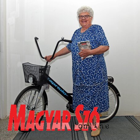 Kiss Erzsébet nagyon örült a nyeremény kerékpárnak (Fotó: Gergely Árpád)