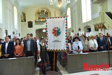 A Gyöngyösbokréta és Durindó zászlajának megáldására készülve (Fotó: Molnár Edvárd)