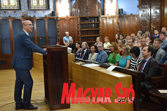 Dr Zoltan Maruža pozdravlja polaznike kursa za usavršavanje nastavnika (Foto: Edvard Molnar)