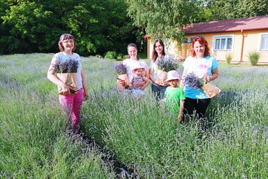 Puskás Valéria és Sarić Danijela szüretelni, gyönyörködni, kikapcsolódni, beszélgetni érkeztek a művésztelep levendulaültetvényére